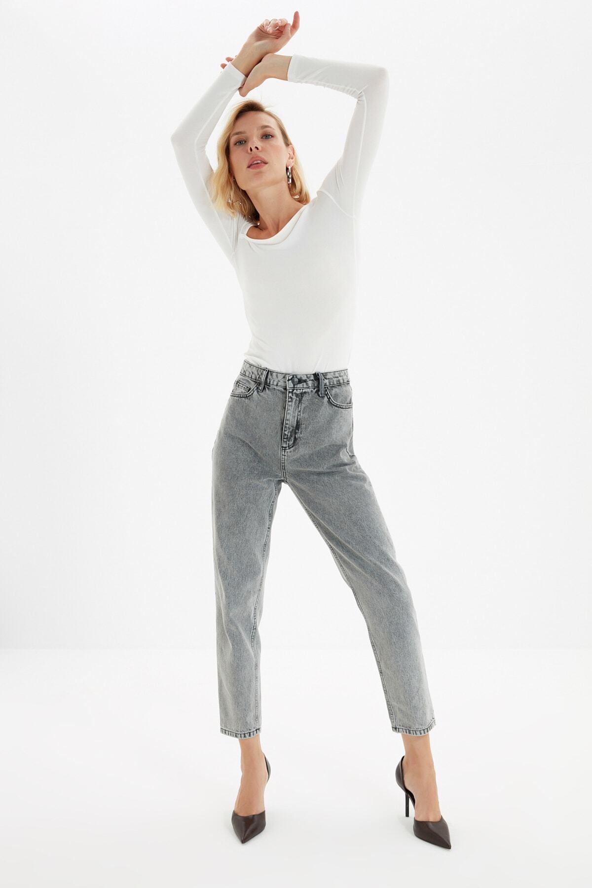 TRENDYOLMİLLA Gri Asit Yıkamalı Yüksek Bel Mom Jeans TWOSS20JE0164