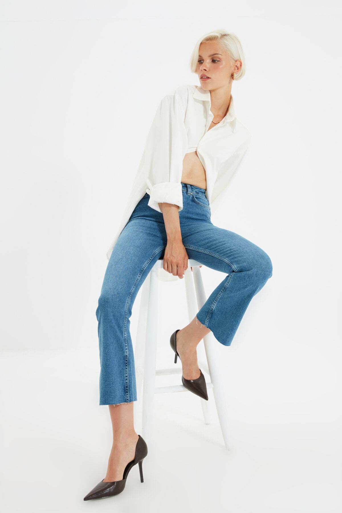 TRENDYOLMİLLA Mavi Paçası Kesikli Yüksek Bel Crop Flare Jeans TWOAW21JE0159