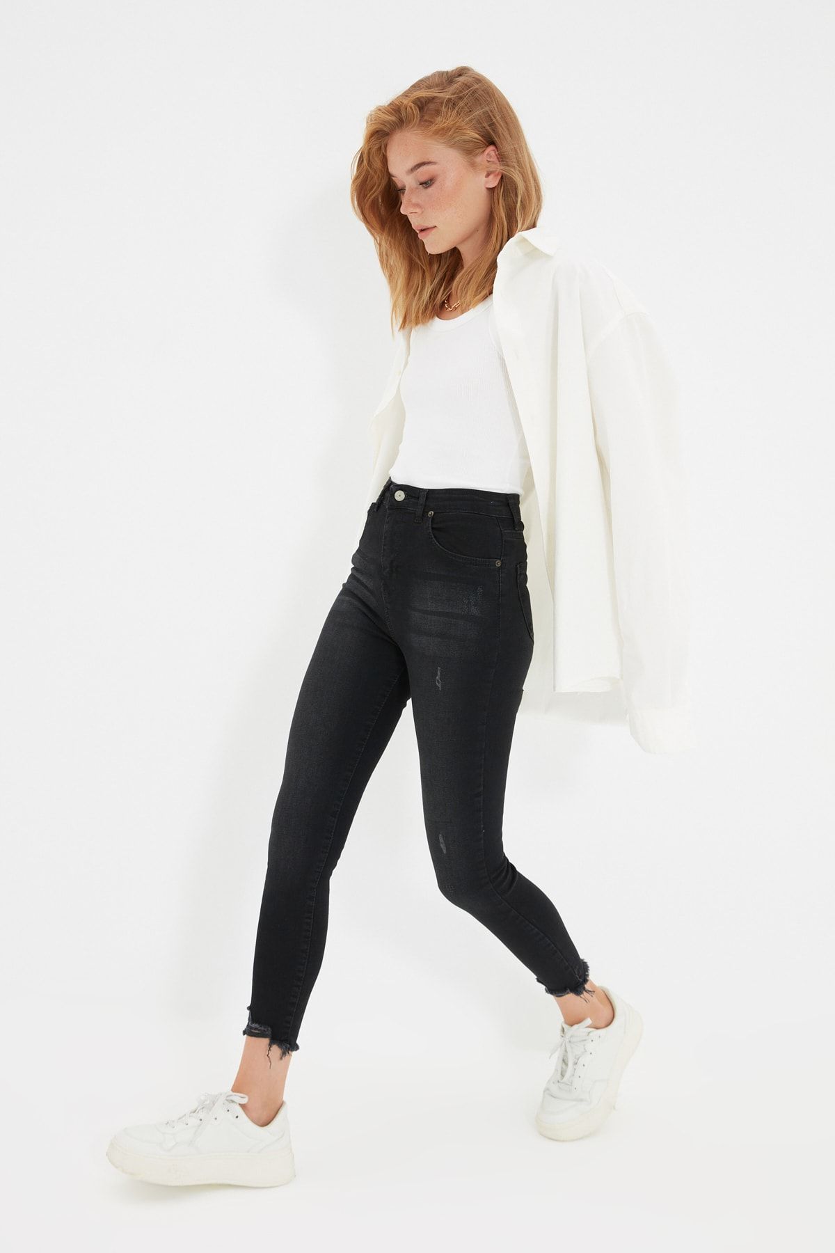 TRENDYOLMİLLA Siyah Yırtık Detaylı Yüksek Bel Skinny Jeans TWOSS20JE0299