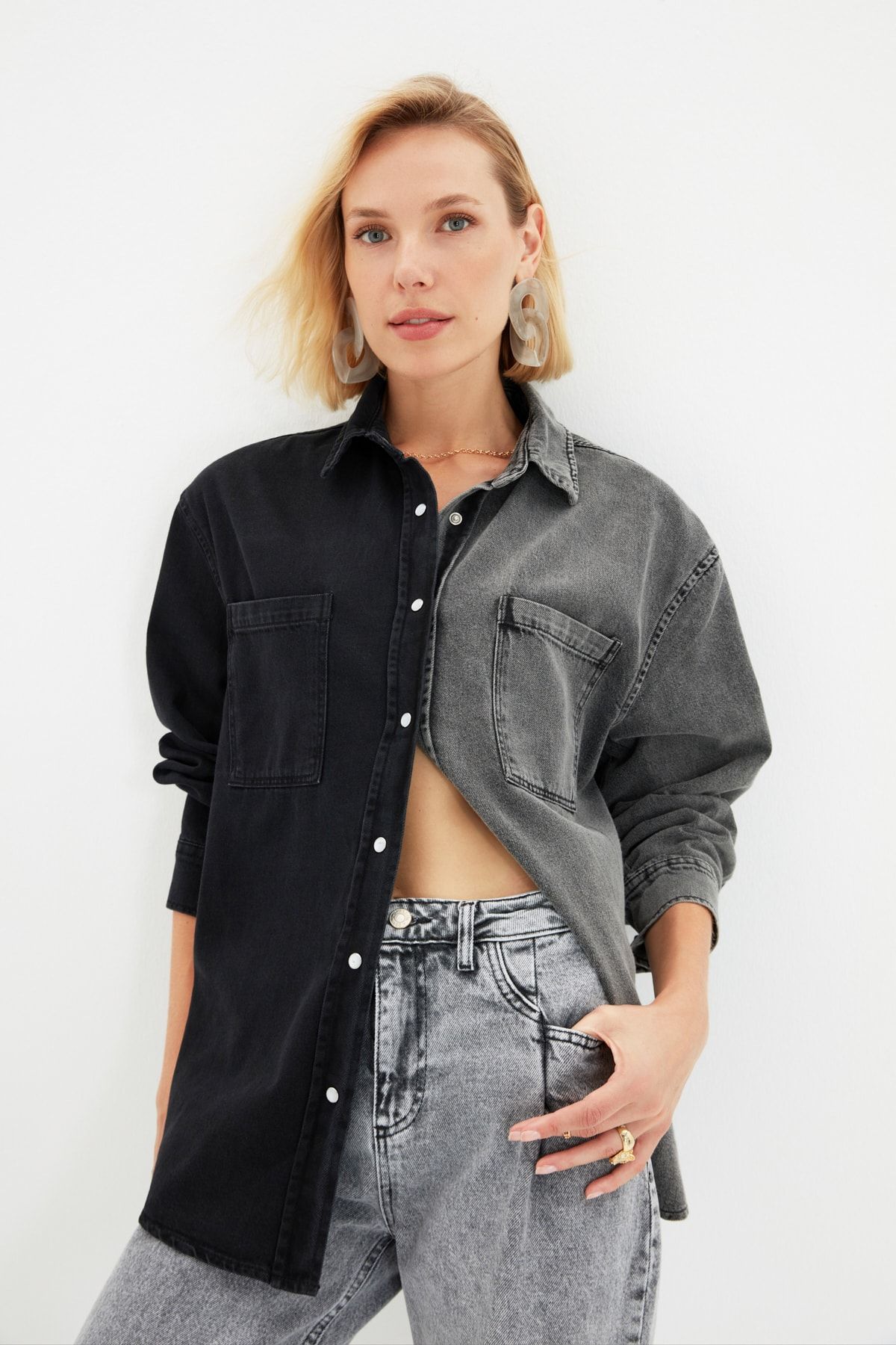 TRENDYOLMİLLA Siyah Renk Bloklu Denim Gömlek TWOAW22GO0127