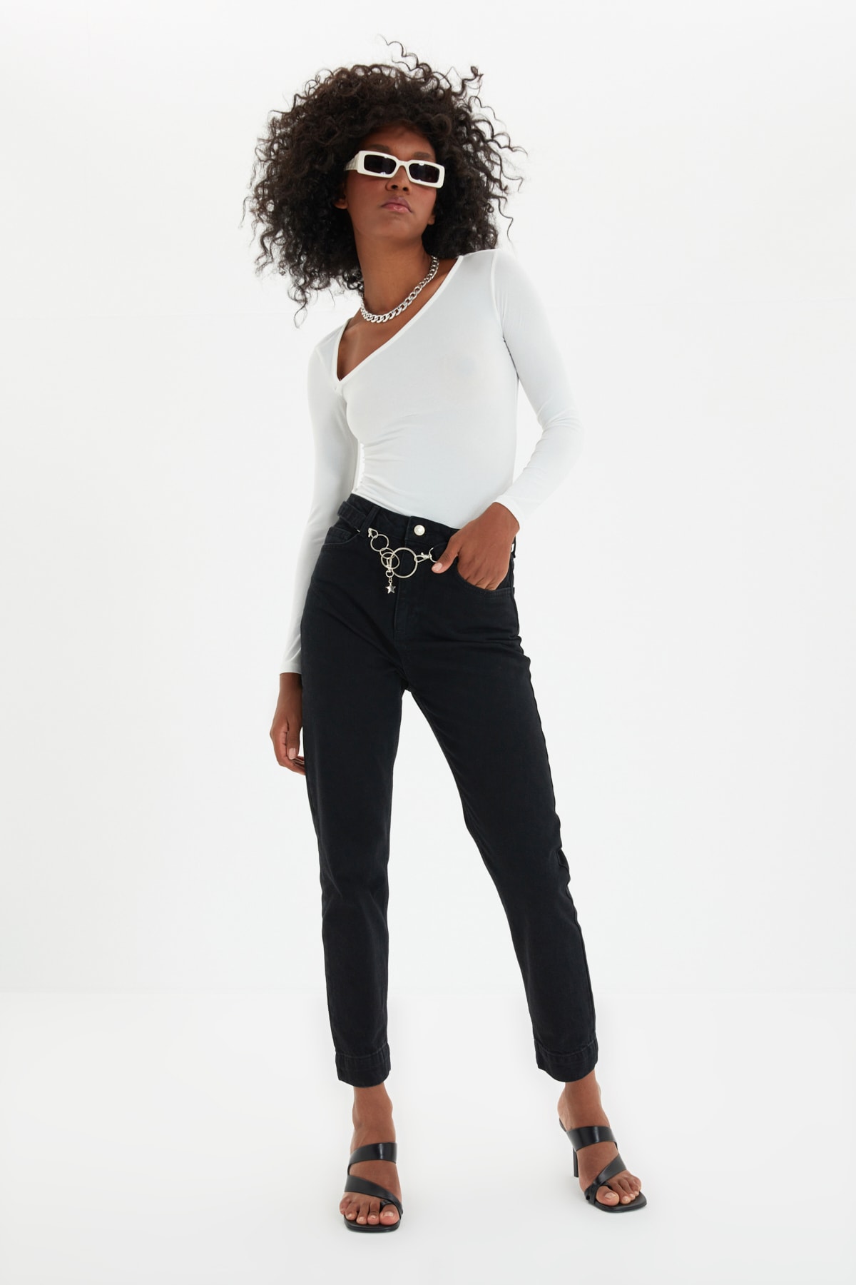 TRENDYOLMİLLA Siyah Kemer Detaylı Yüksek Bel Mom Jeans TWOAW22JE0108