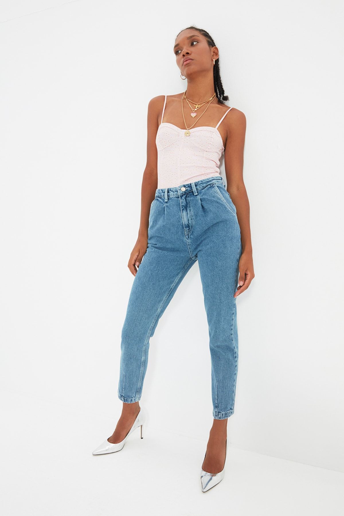 TRENDYOLMİLLA Mavi Pileli Yüksek Bel Mom Jeans TWOAW22JE0178
