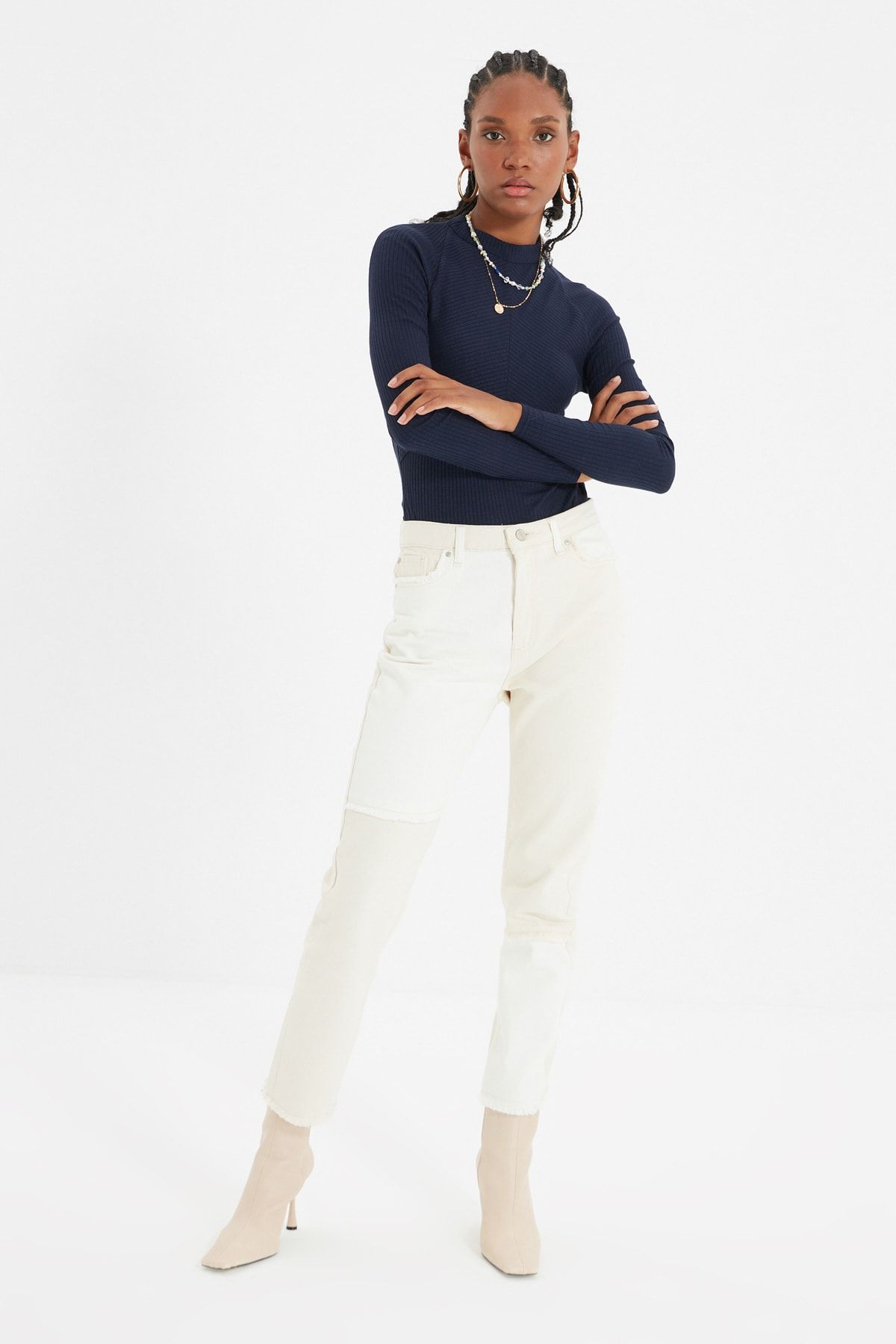 TRENDYOLMİLLA Ekru Renk Bloklu Yüksek Bel Mom Jeans TWOAW22JE0257