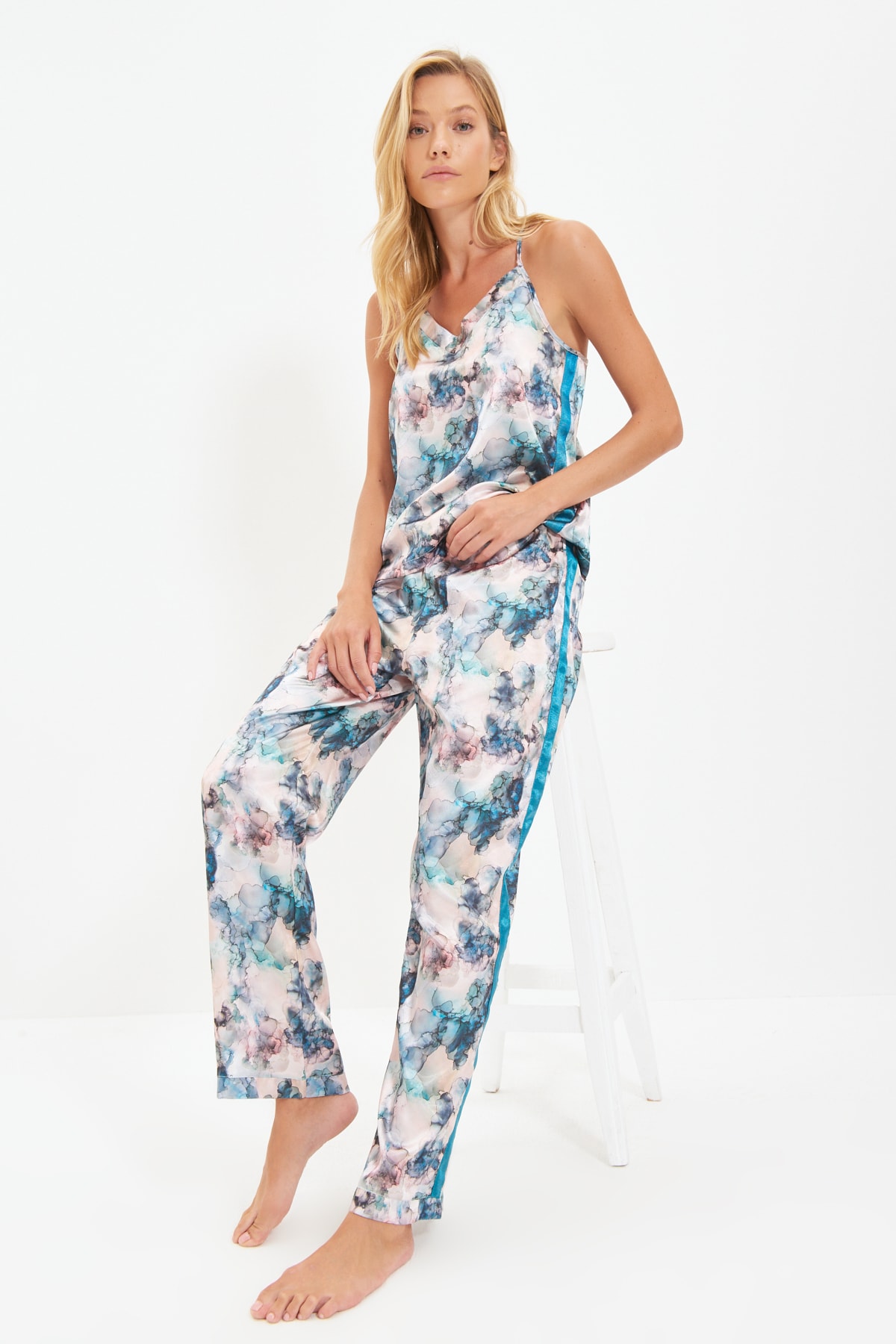 TRENDYOLMİLLA Sulu Boya Desenli Saten Pijama Takımı THMAW22PT0463