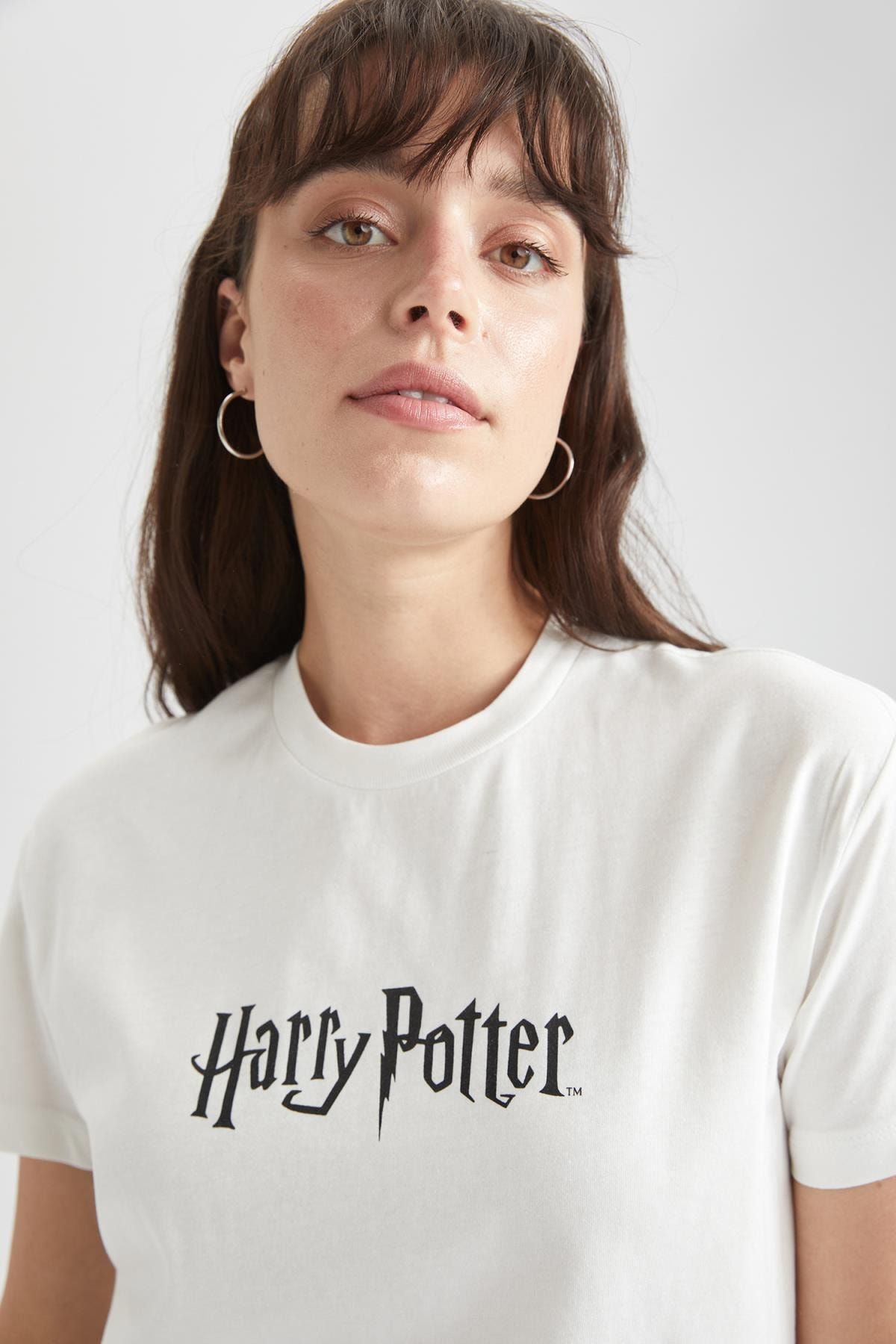 DeFacto Kadın Ekru Harry Potter Lisanslı Bisiklet Yaka Relax Fit Tunik Tişört V5511AZ21AU