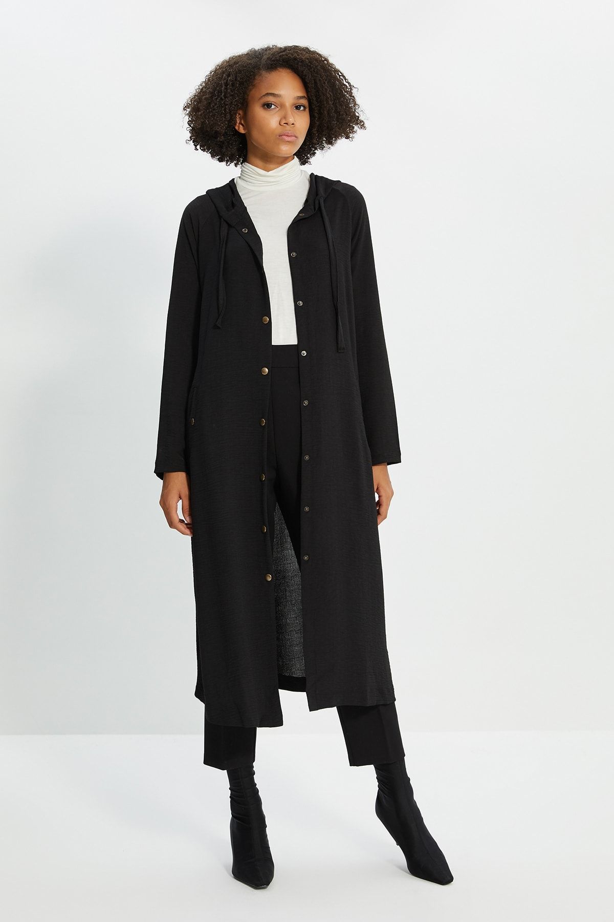 Trendyol Modest Siyah Kapüşonlu Çıtçıt Kapamalı Dokuma Kap & Ferace TCTSS21KF0002