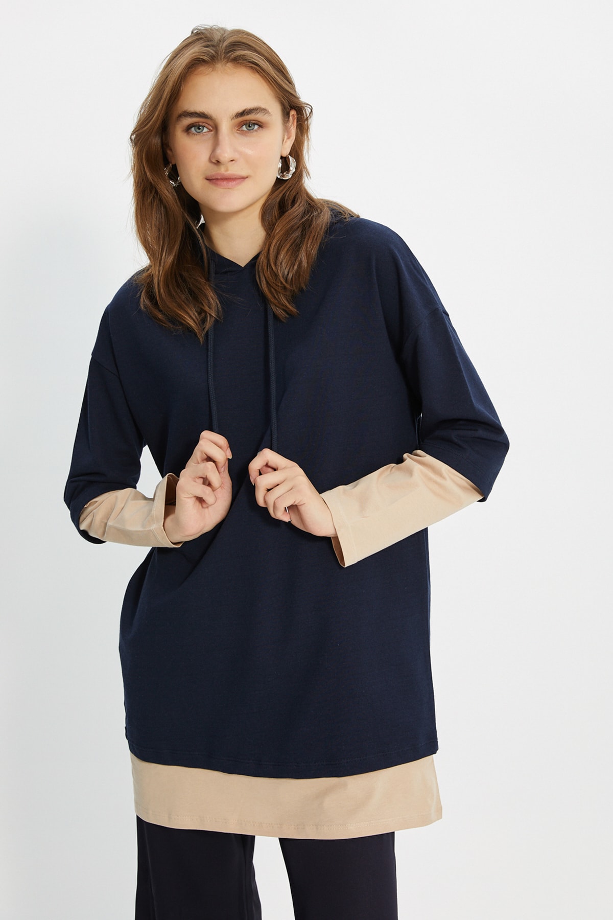 Trendyol Modest Lacivert-Bej İçten T-shirt Çıkmalı Örme Sweatshirt TCTAW22TW0049
