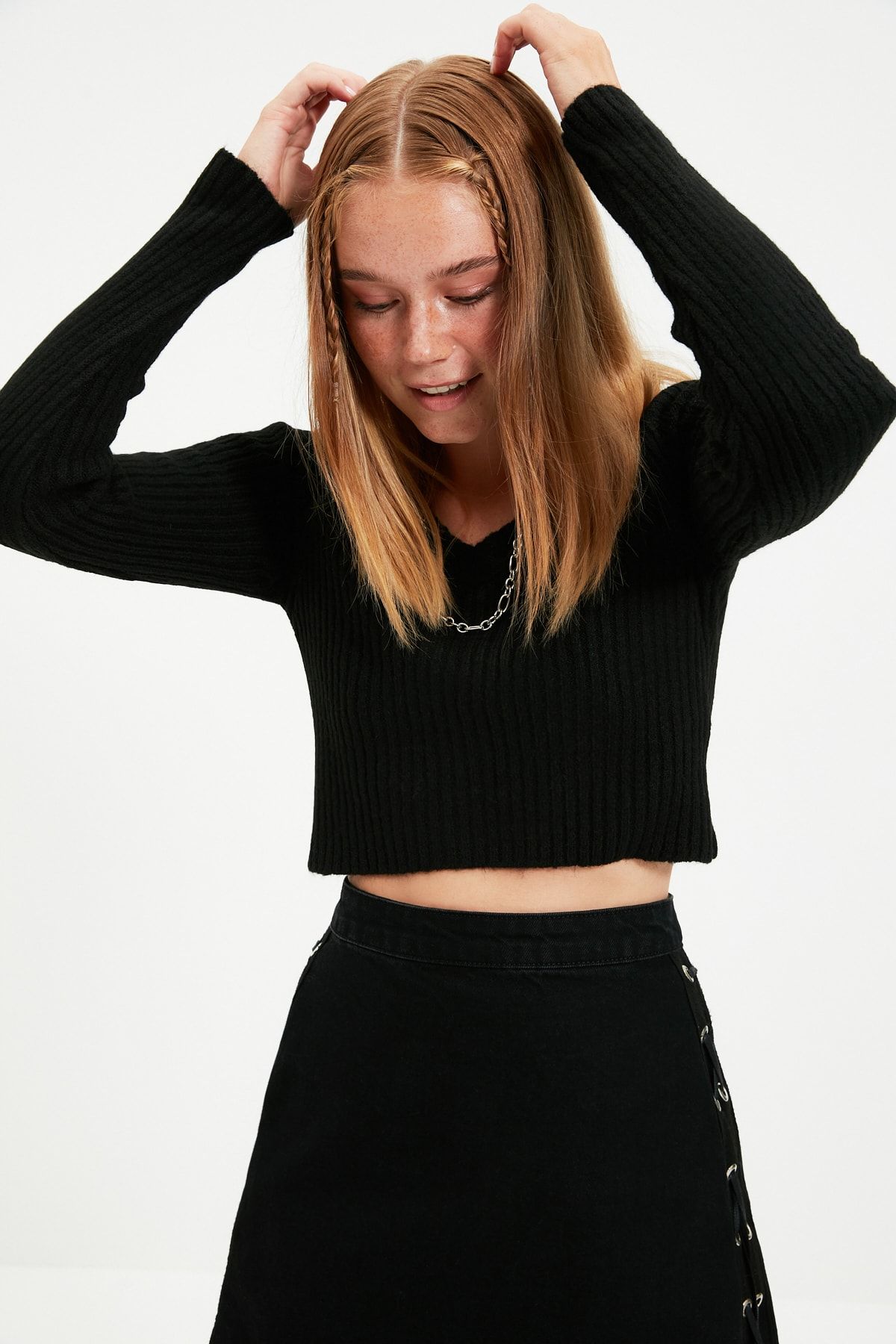 TRENDYOLMİLLA Siyah V Yaka Crop Triko Kazak TWOAW22KZ1453