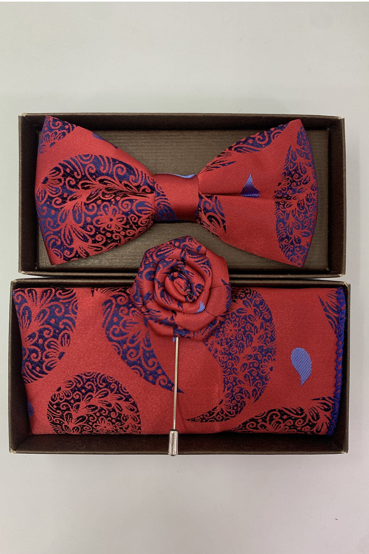Quesste Accessory Kırmızı Desenli Papyon Mendil Yaka Iğneli Takım Set