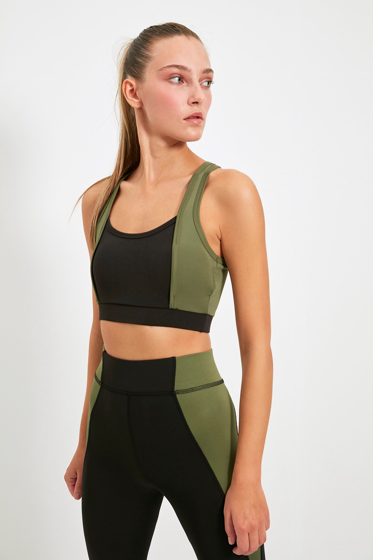TRENDYOLMİLLA Siyah Renk Bloklu Destekli Spor Sütyeni TWOAW21SS0011