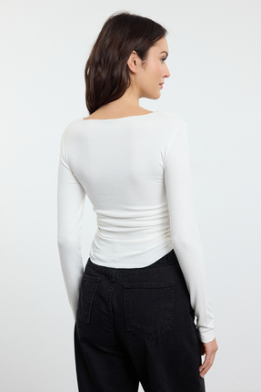 Ekru Viskon/Yumuşak Kumaşlı Fitted Büzgü/Drape Detaylı Kayık Yaka Esnek Örme Bluz TWOAW25BZ00225 Image 4