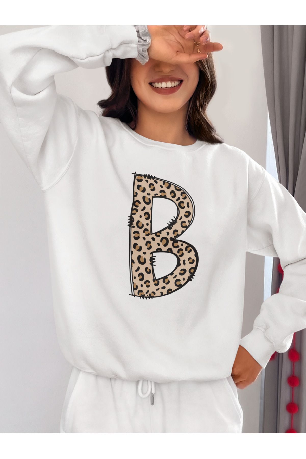 Leopar B Harfi Baskılı Beyaz Kadın Oversize Sweatshirt