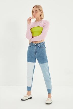 TRENDYOLMİLLA Mavi Renk Bloklu Yüksek Bel Mom Jeans TWOSS21JE0382