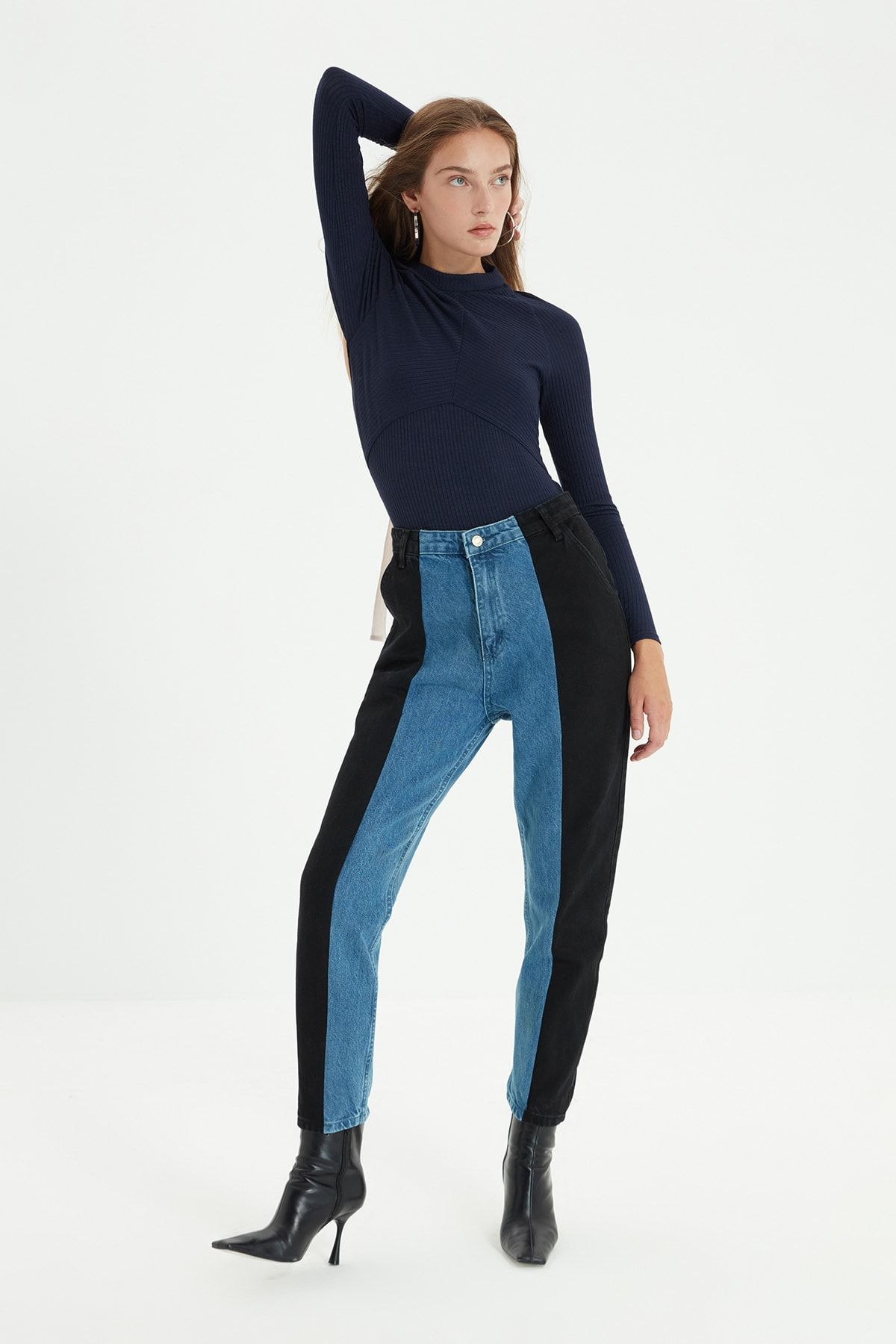 TRENDYOLMİLLA Mavi Siyah Renk Bloklu Yüksek Bel Mom Jeans TWOAW22JE0468