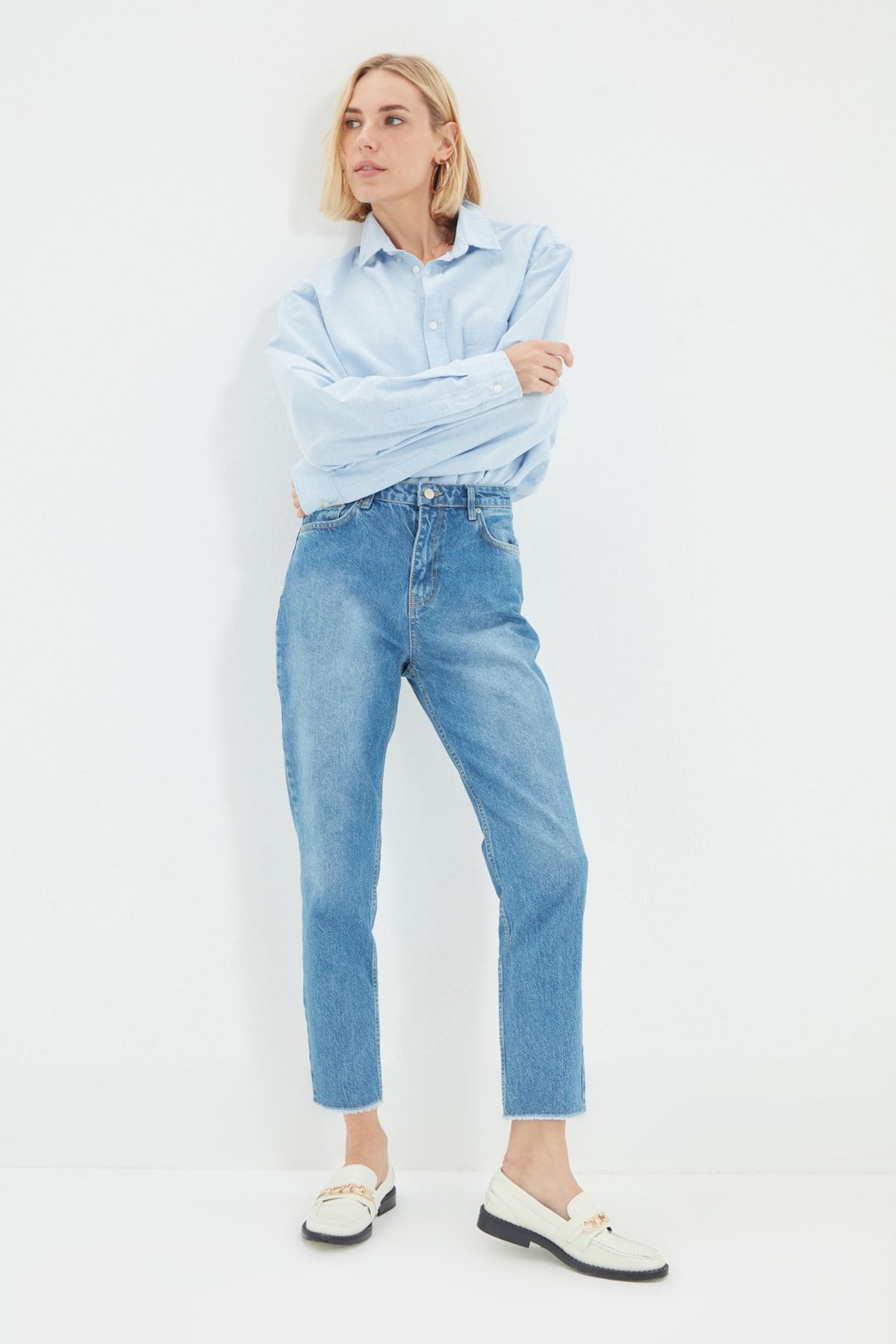TRENDYOLMİLLA Mavi Paçası Püsküllü Yüksek Bel Mom Jeans TWOAW22JE0715