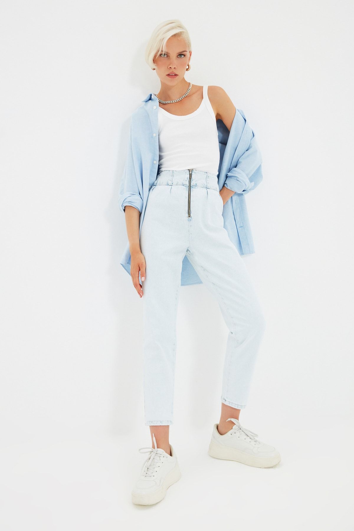 TRENDYOLMİLLA Mavi Bel Detaylı Yüksek Bel Mom Jeans TWOAW22JE0142