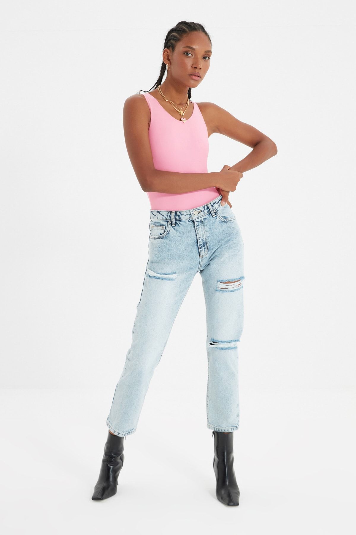 TRENDYOLMİLLA Mavi Yırtık Detaylı Yüksek Bel Mom Jeans TWOAW22JE0153