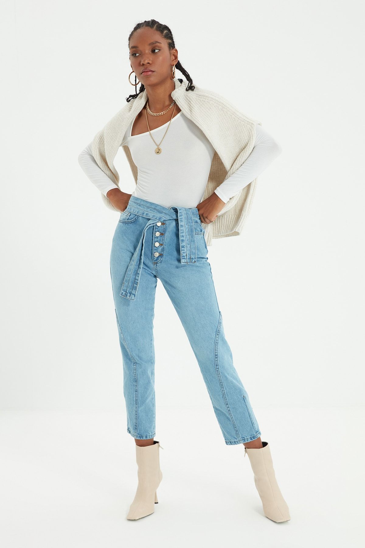 TRENDYOLMİLLA Mavi Kemerli Dikiş Detaylı Yüksek Bel Straight Fit Jeans TWOAW22JE0280