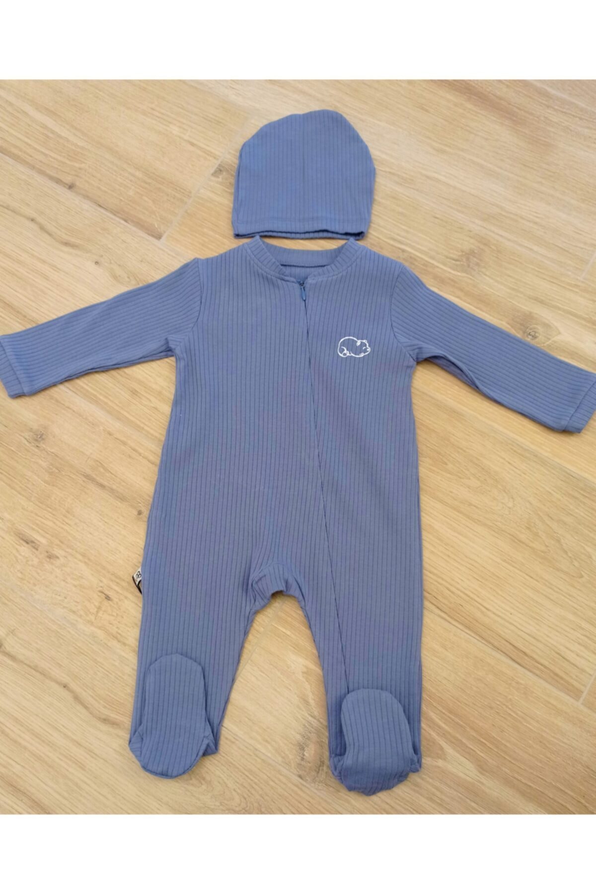 juniorbaby Bebekişi Erkek Bebek Fermuarlı Ayıcık Baskılı Kaşkorse Kumaş Şapkalı Tulum