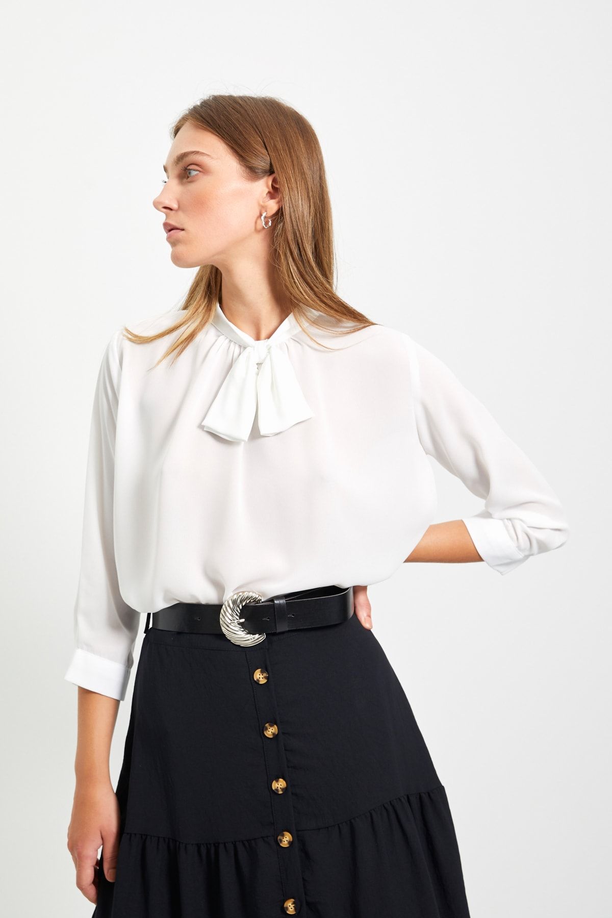 TRENDYOLMİLLA Ekru Yaka Detaylı Bluz TWOAW22BZ0168