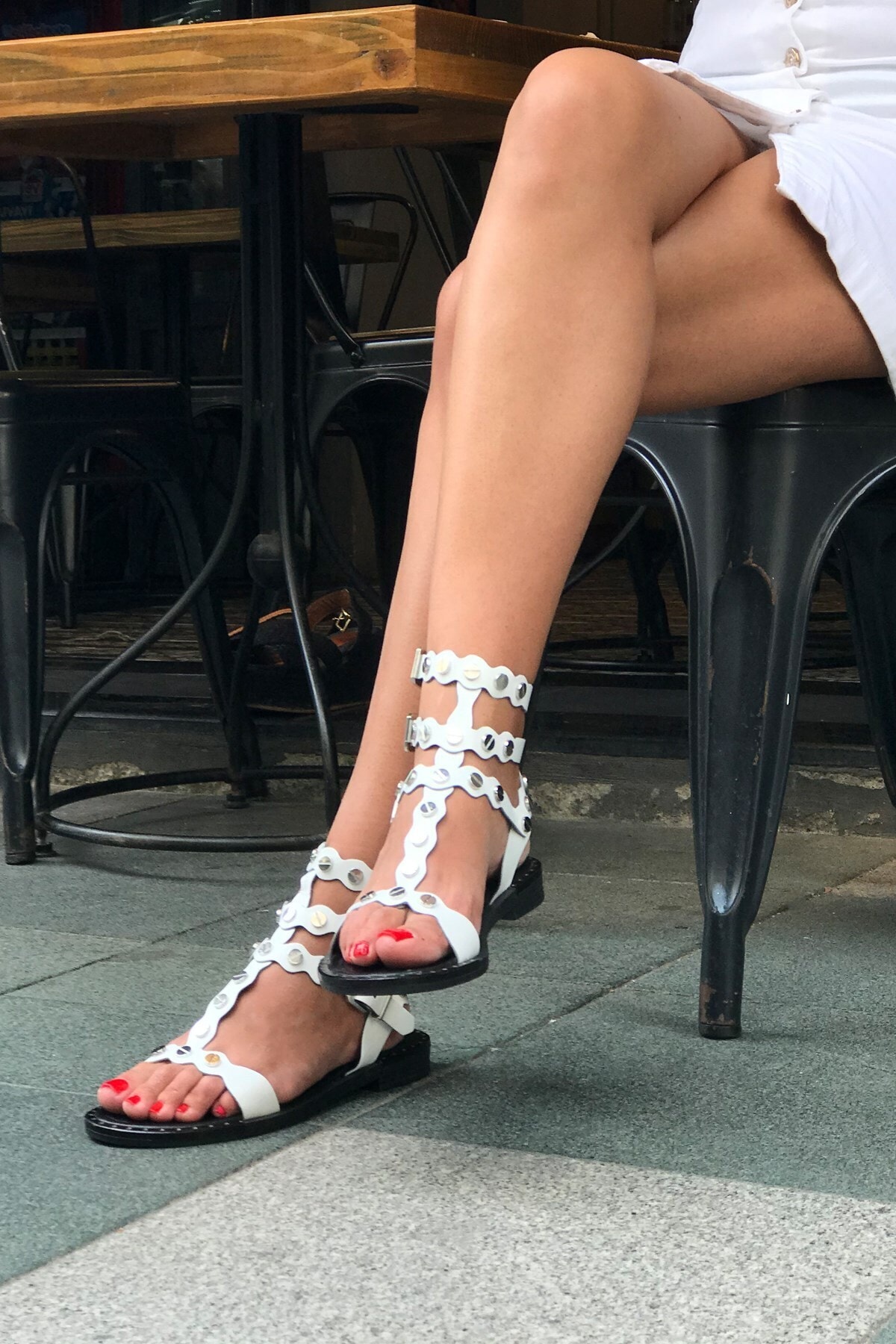 trendytopuk Beyaz Hakiki Deri Metal Taşlı Sandalet