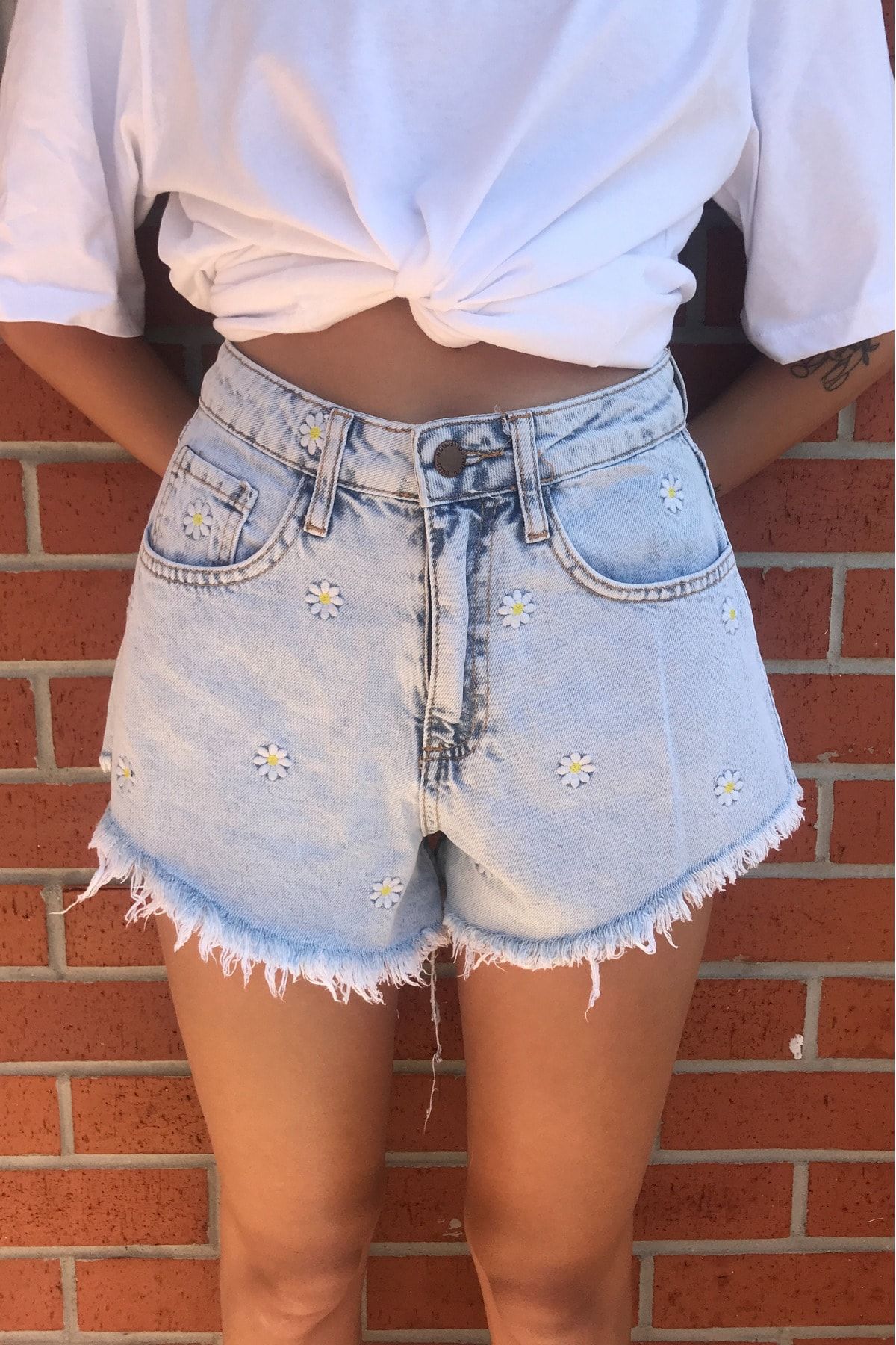 Quzu Papatya Nakışlı Püsküllü Denim Şort