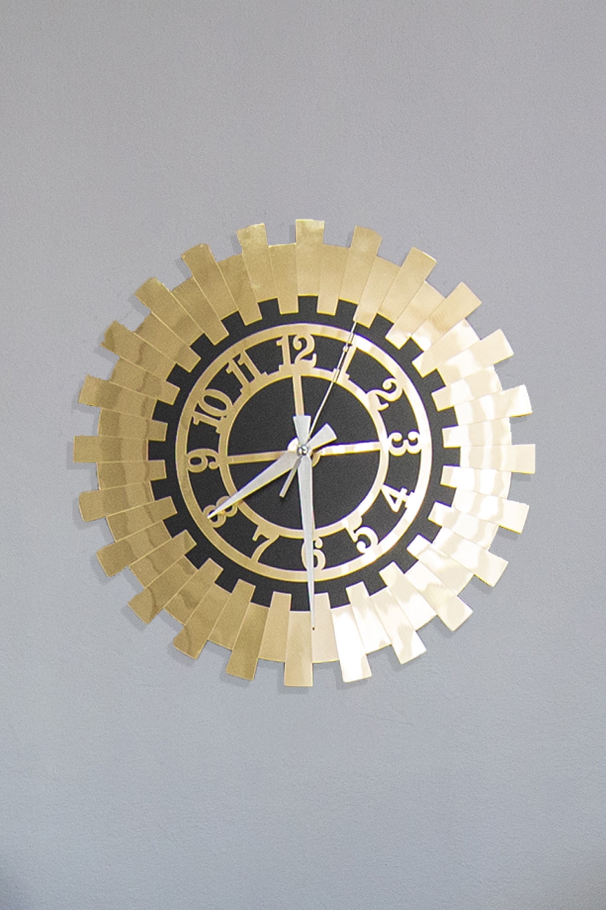 Tuba Design Mini Dekoratif Duvar Saati Modern Türkçe Rakamlı 35x35cm Mdf Üzeri 48 Parça Altın Aynalı Pleksi