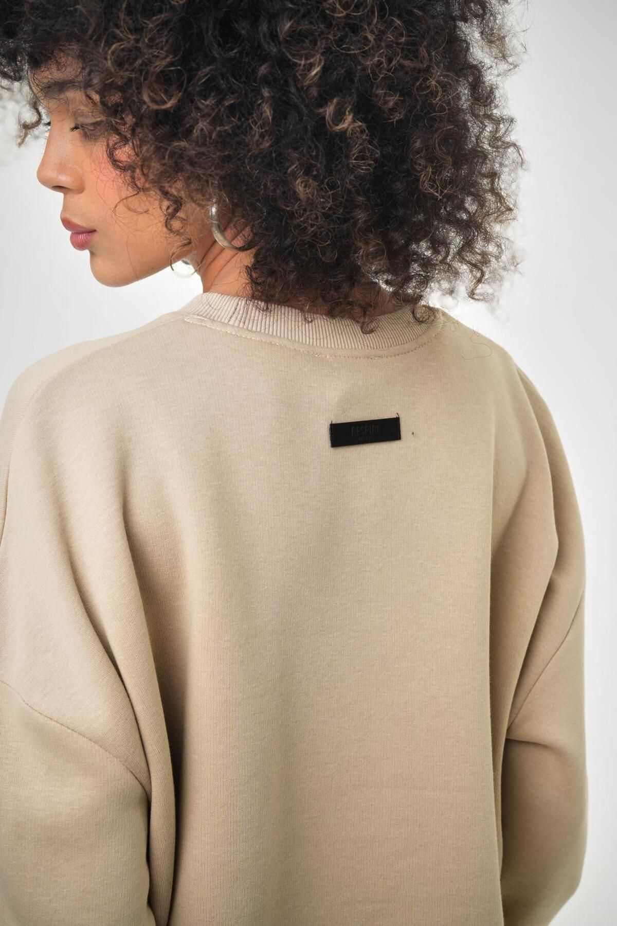 Kadın Ense Etiket Detaylı Oversize Basic Sweatshirt