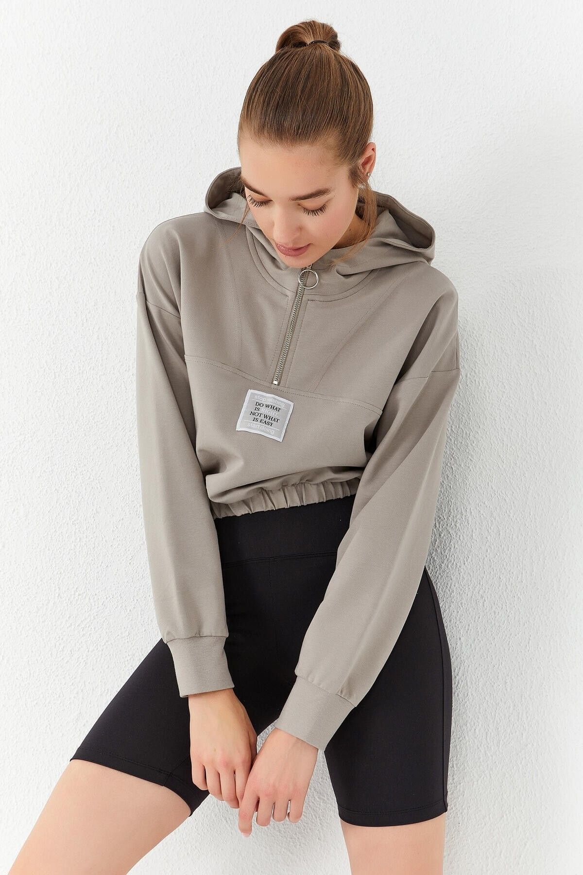 Koyu Bej Beli Büzgülü Kapüşonlu Yarım Fermuarlı Rahat Form Kadın Crop Top Sweatshirt - 9715