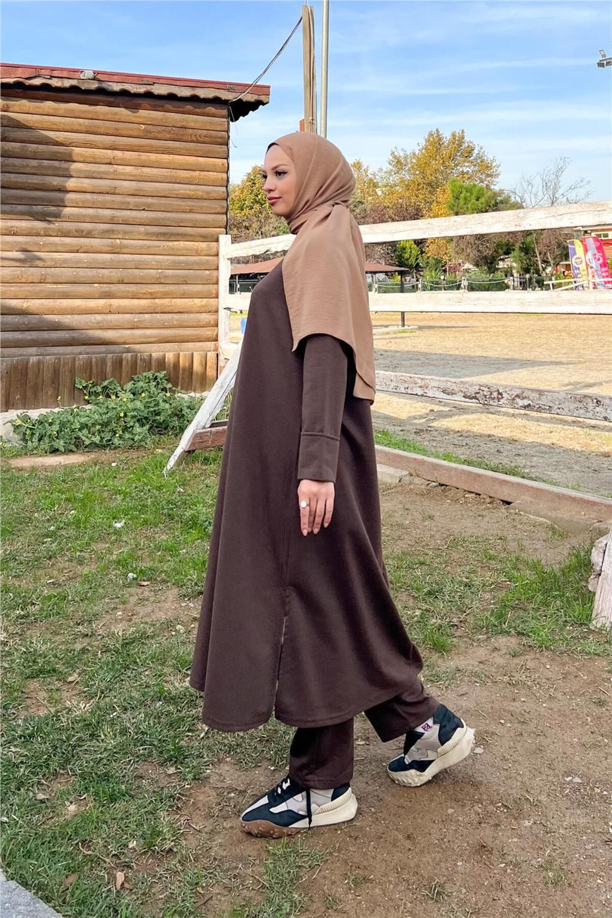 O Yaka Yırtmançlı Uzun Geniş Rahat Tunik Pantolon Sade Basic Spor Takımı - 03040.028 - Kahverengi