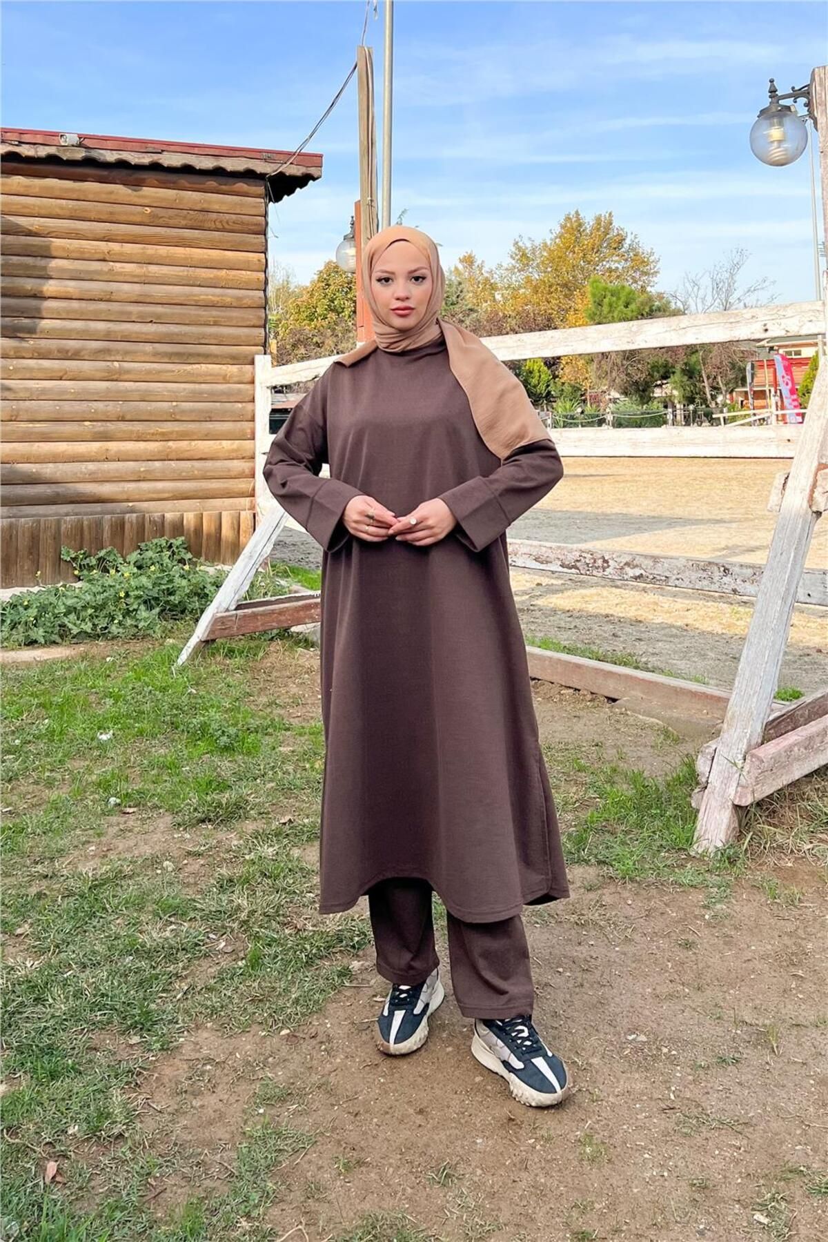 O Yaka Yırtmançlı Uzun Geniş Rahat Tunik Pantolon Sade Basic Spor Takımı - 03040.028 - Kahverengi