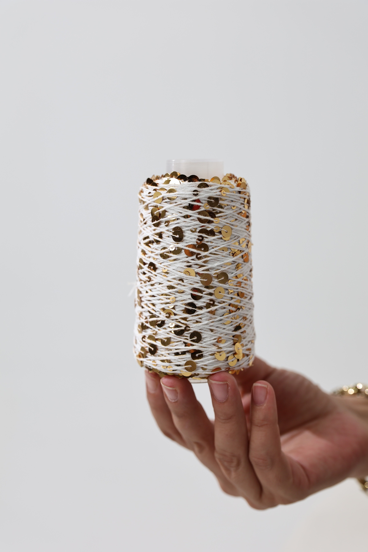 طناب پولک دار به طول 320 متر در بوبین های 100 گرمی سایز پولک : 3 میلی متر + 6 میلی متر