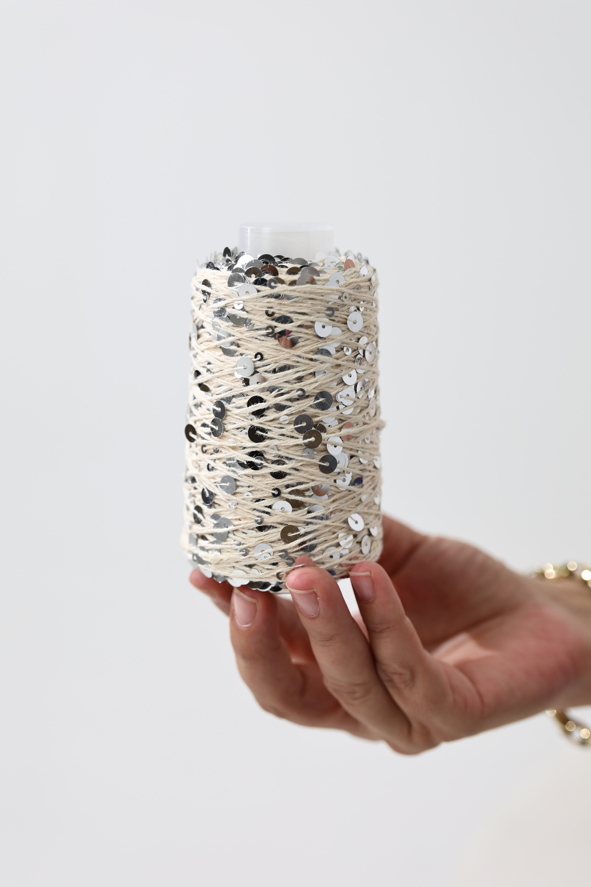 طناب پولک دار به طول 320 متر در بوبین های 100 گرمی سایز پولک : 3 میلی متر + 6 میلی متر