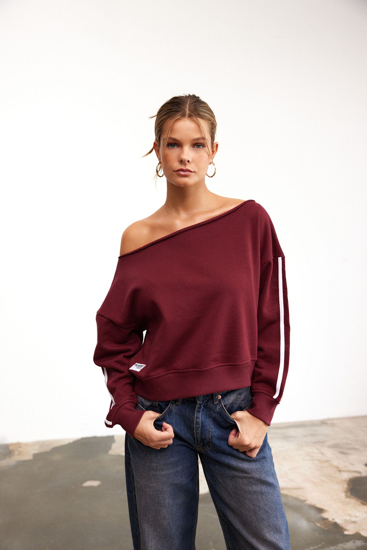 Bordo Açık Omuzlu Şeritli Oversize Sweatshirt