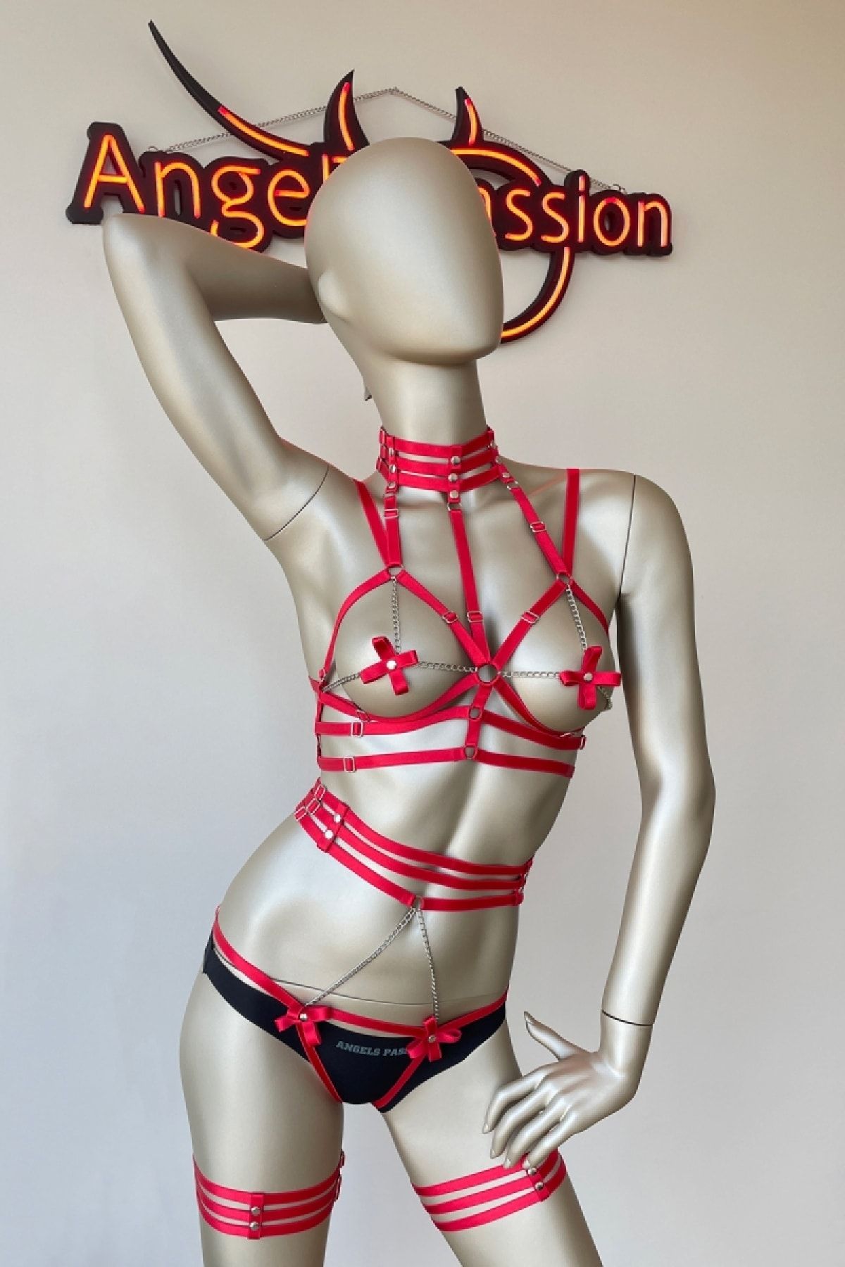 The She Deri İç Giyim Kırmızı Fiyonk Detaylı Şık Lastik Vücut Harness