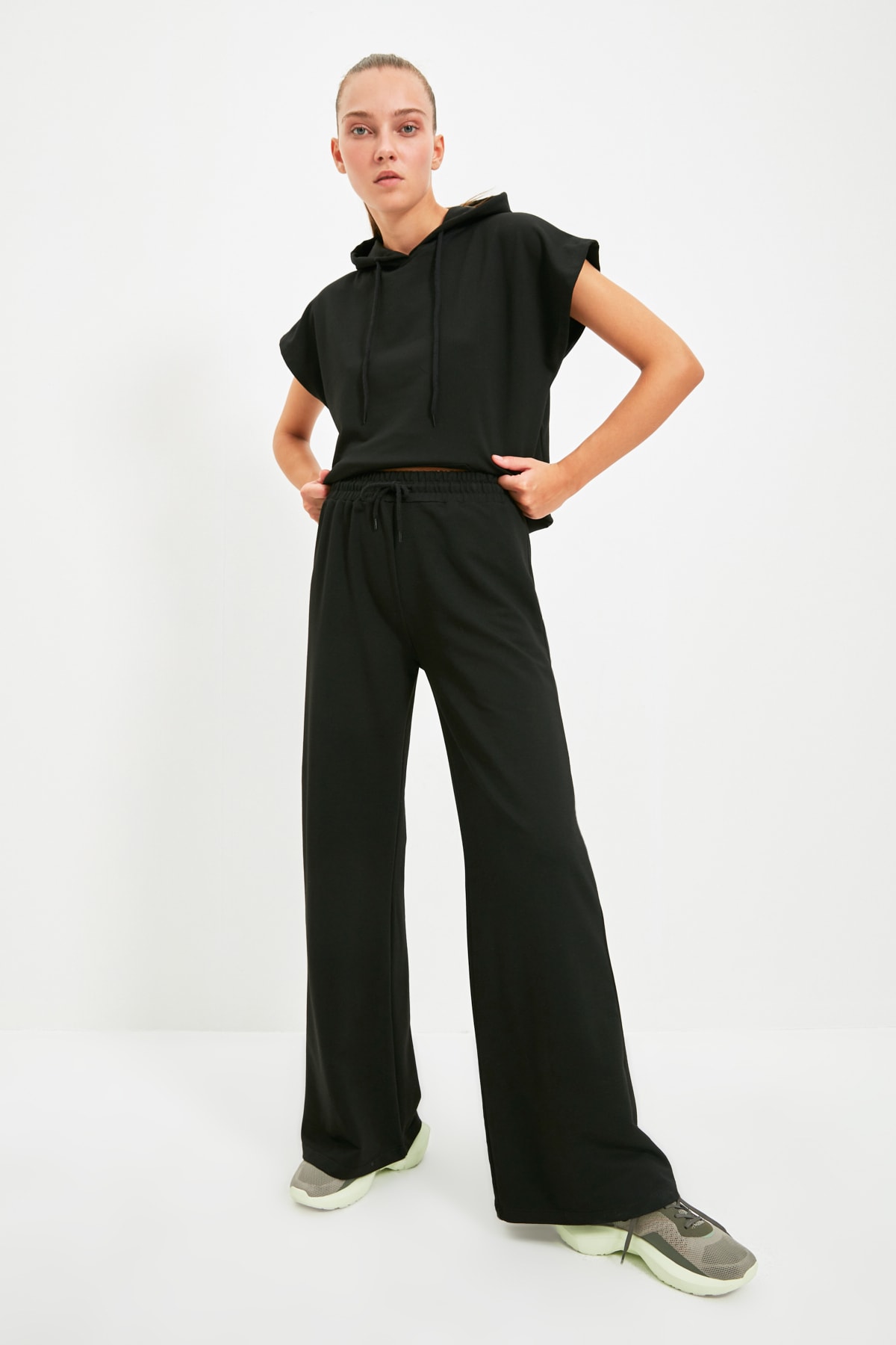 TRENDYOLMİLLA Siyah Wide Leg Spor İnce Eşofman Altı TWOAW22EA0053