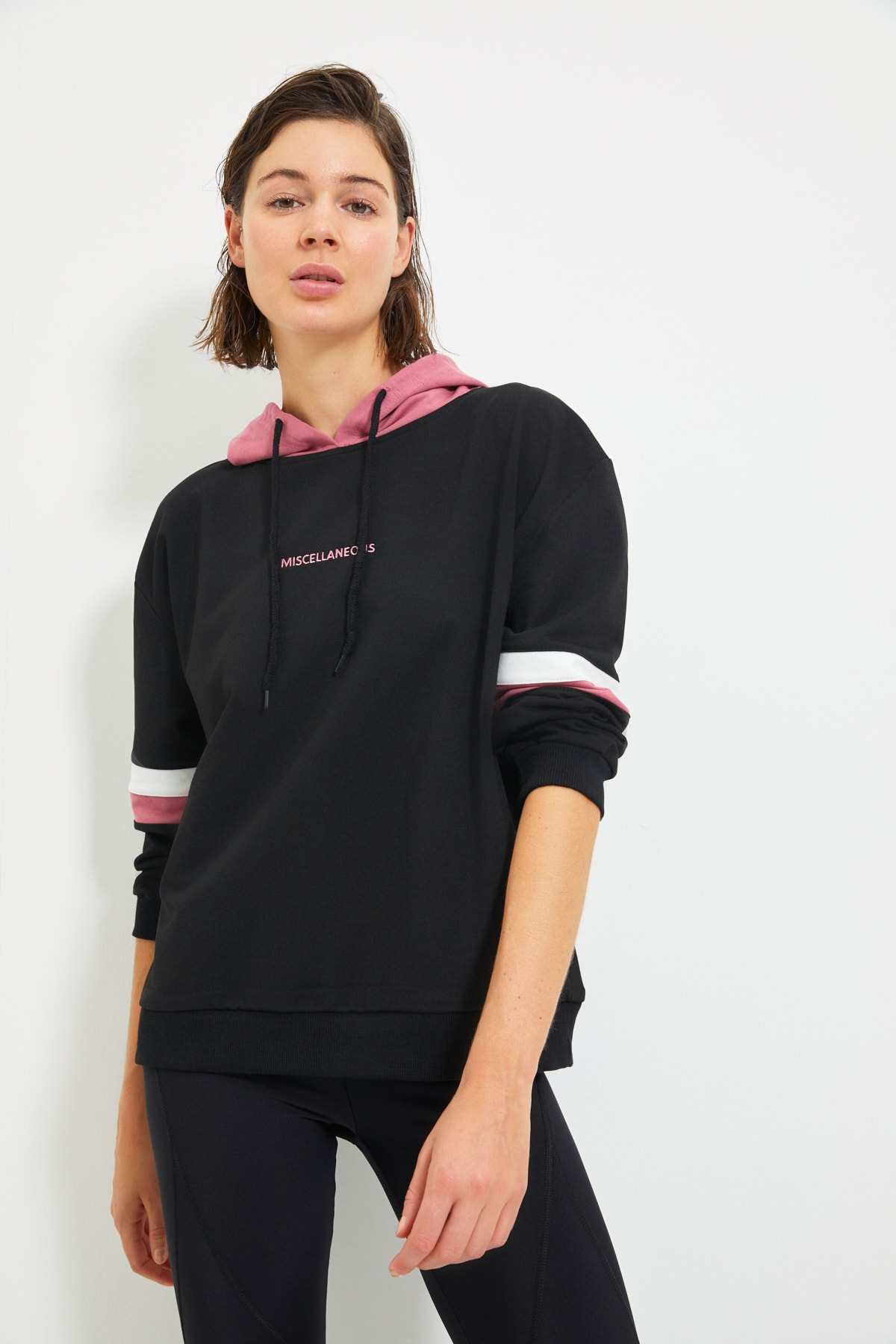 TRENDYOLMİLLA Siyah Nakışlı Basic Kapüşonlu Spor İnce Sweatshirt TWOAW21SW0665