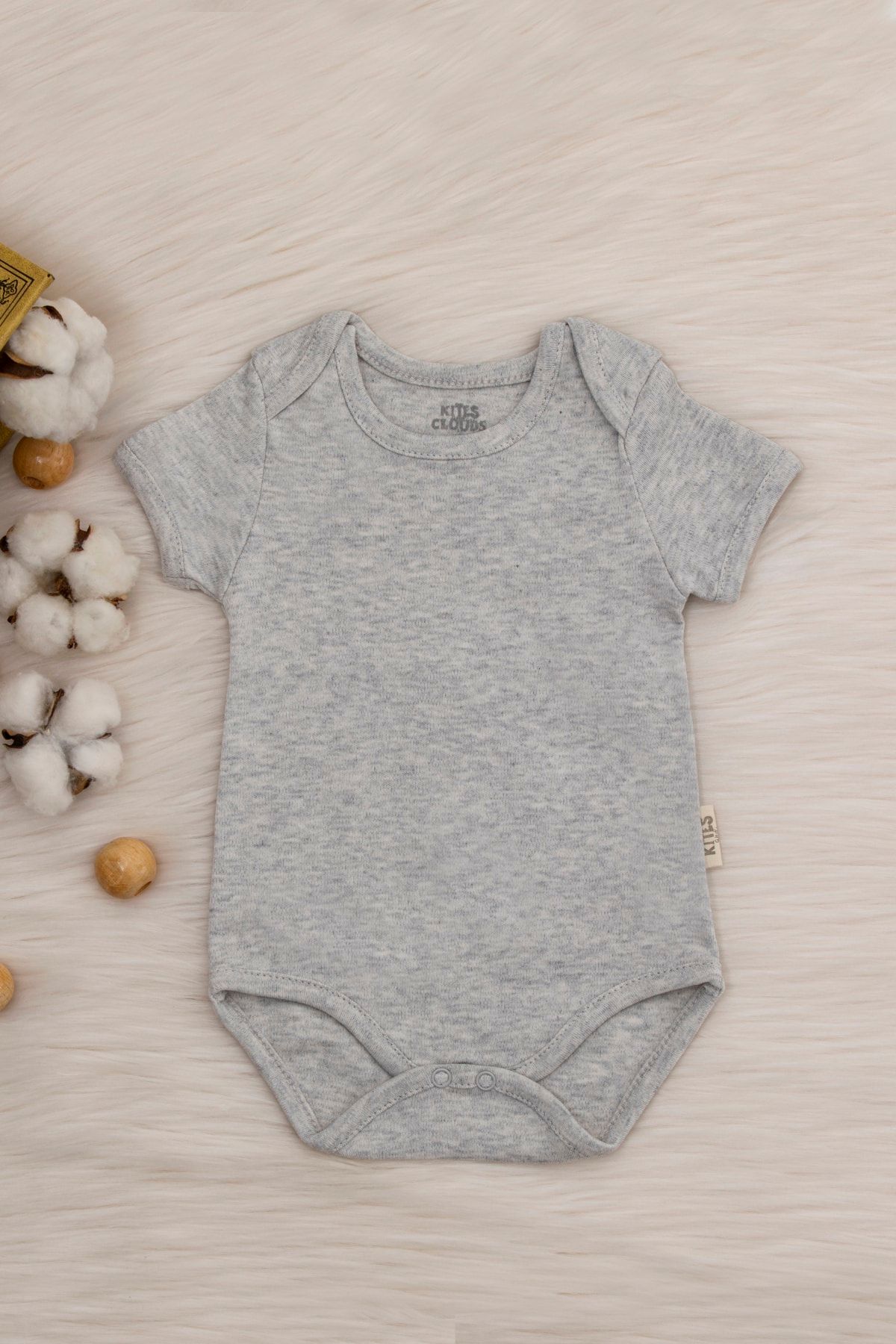 Kites and Clouds Organik Pamuk Gots Sertifikalı Pamuklu Unısex Kısa Kollu Çıtçıtlı Body