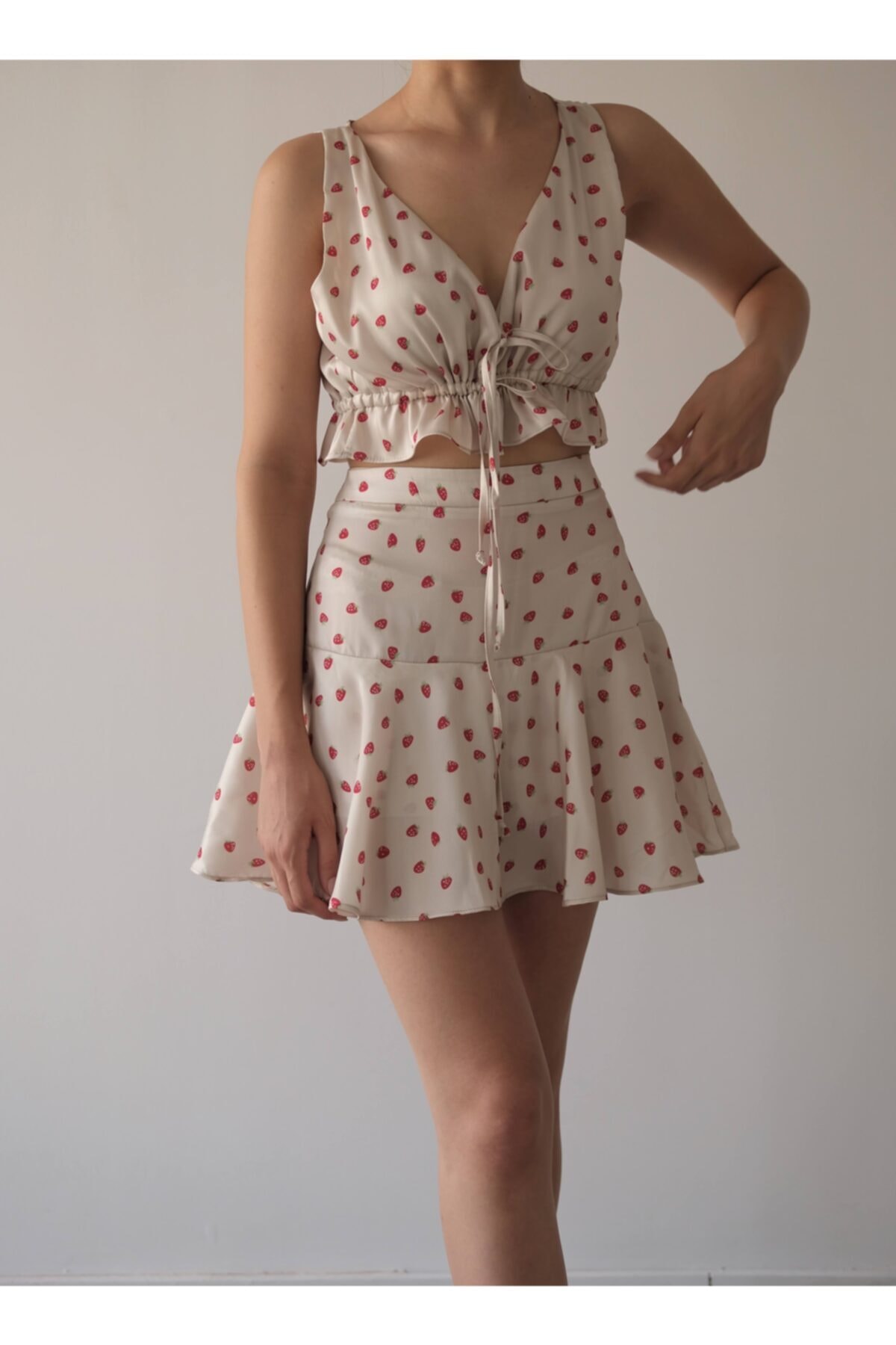 Quzu Saten Çilek Detaylı Şort Etek Crop Takım