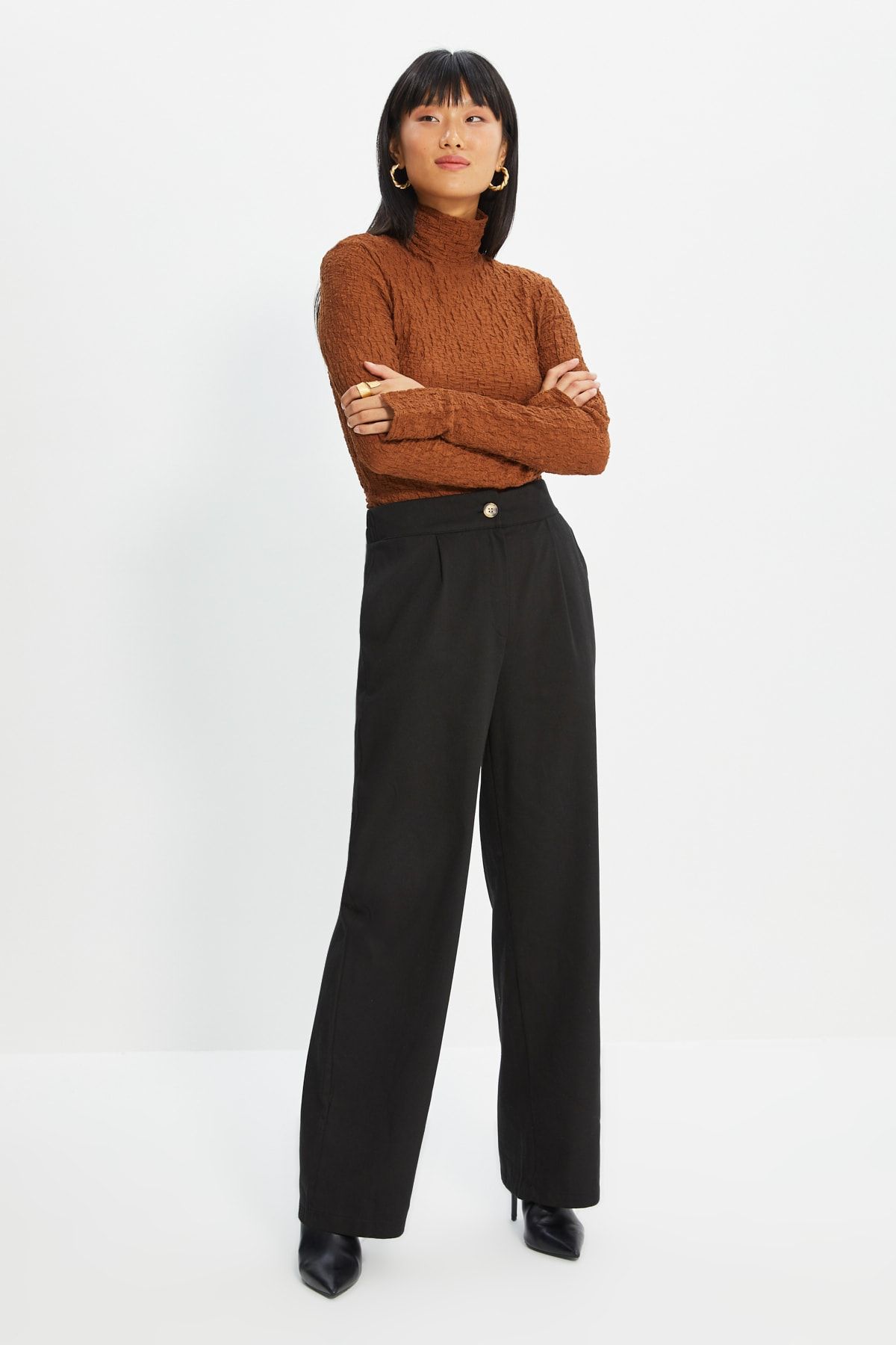 TRENDYOLMİLLA Siyah Geniş Paça Pantolon TWOAW22PL0169