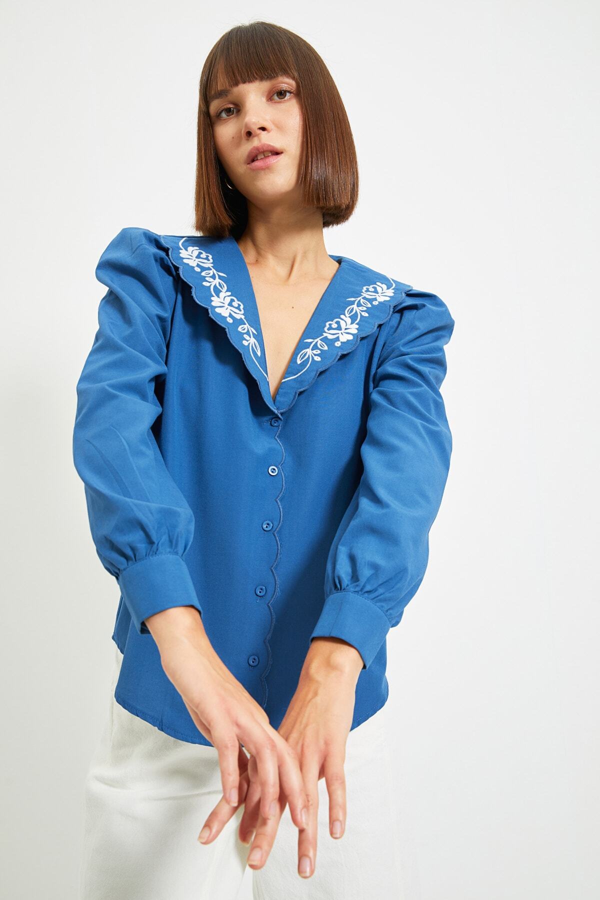 TRENDYOLMİLLA Indigo İşlemeli Bluz TWOAW22BZ0100
