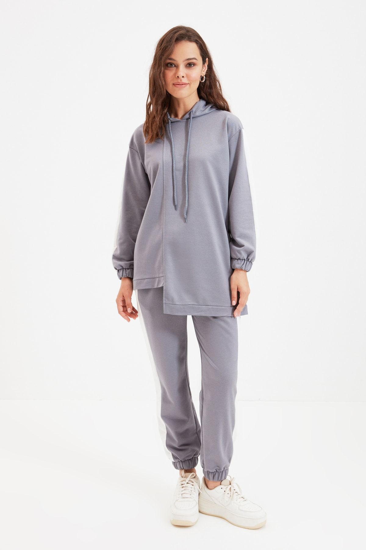 Trendyol Modest Gri Asimetrik Kesim Kapüşonlu Örme Eşofman Takımı TCTAW22EN0004