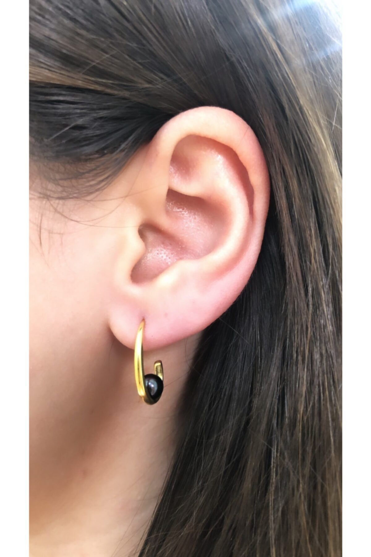 Joel Jewelry Siyah İnci Detaylı Altın Kaplamalı Yarım Halka Gümüş Küpe