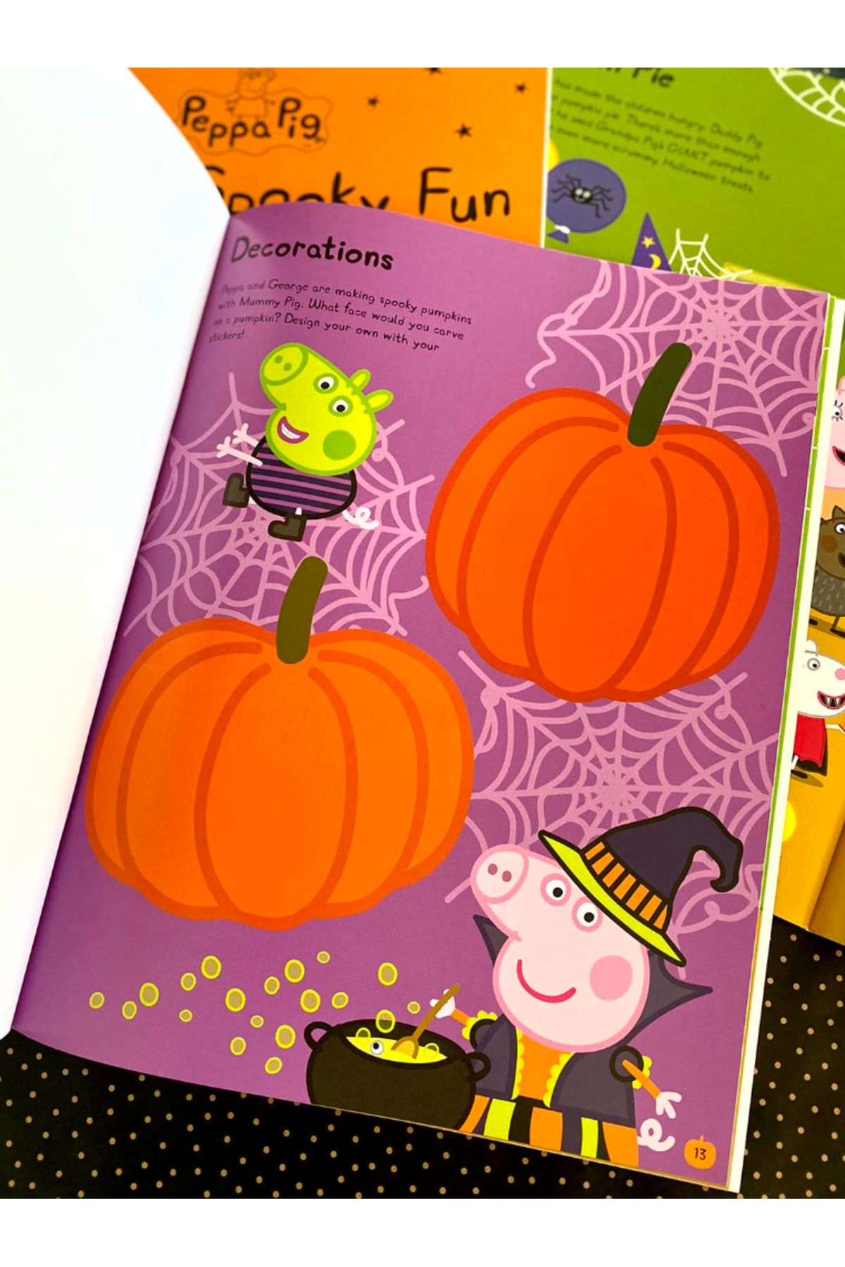 Peppa Pig: Peppa's Spooky Fun Sticker Book