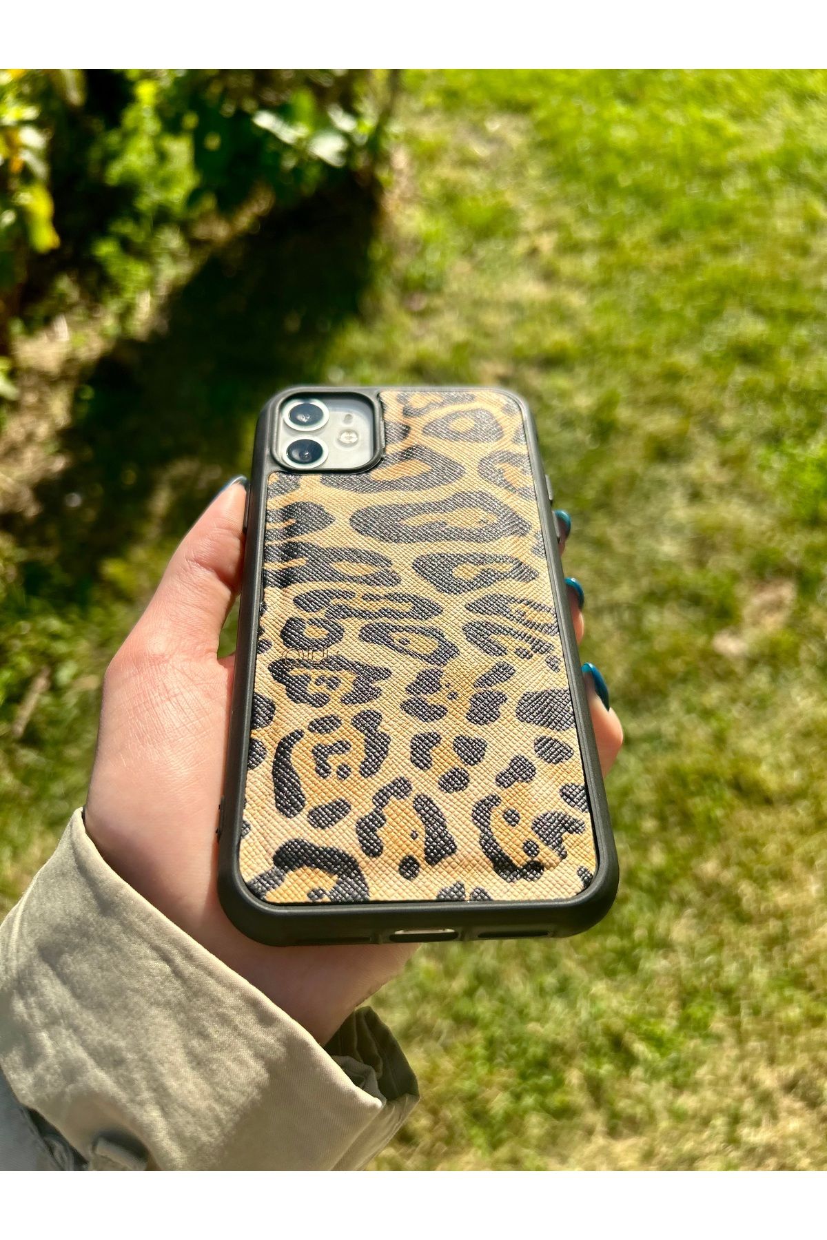 iPhone 13 Deri Handmade Beyaz Leopar Desenli Premium Kılıf  - Tok Yapı, İnce İşçilik