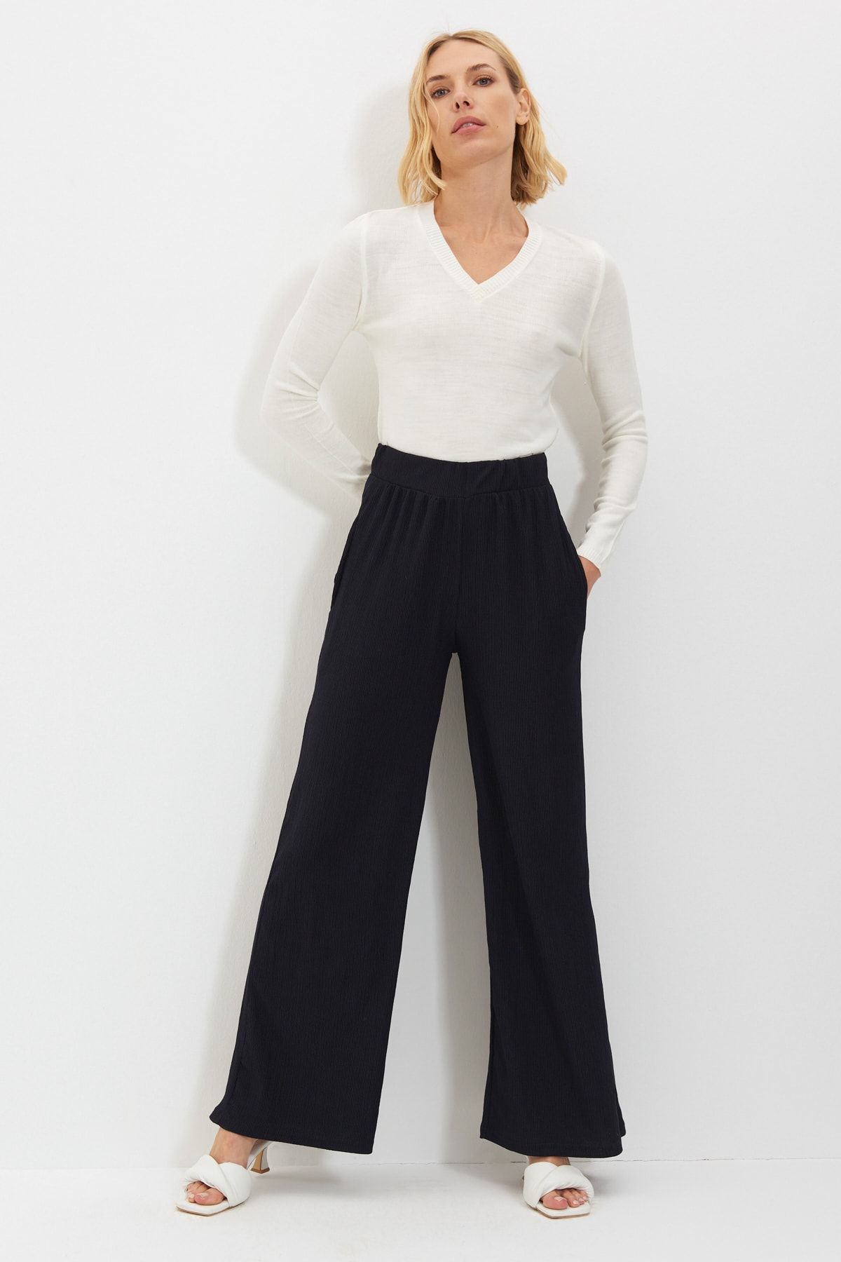 TRENDYOLMİLLA Lacivert Wide Leg Bürümcük Örme Pantolon TWOAW22PL0235