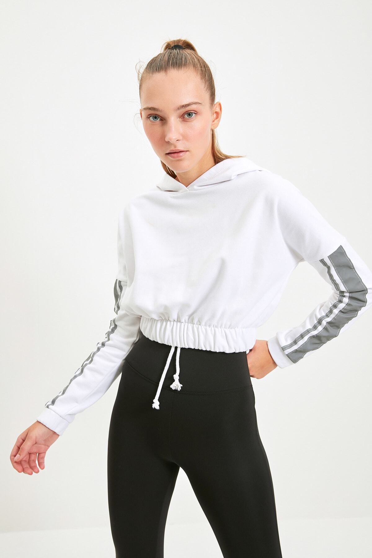 TRENDYOLMİLLA Beyaz Kapüşonlu Reflektörlü Spor İnce Sweatshirt TWOSS20SW0161