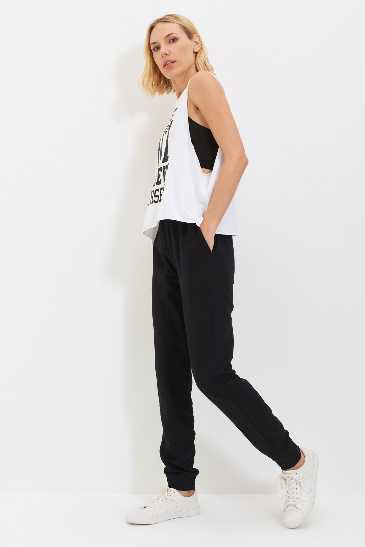 TRENDYOLMİLLA Siyah Basic Jogger Karyoka Dikişli Örme İnce Eşofman Altı TWOAW22EA0113