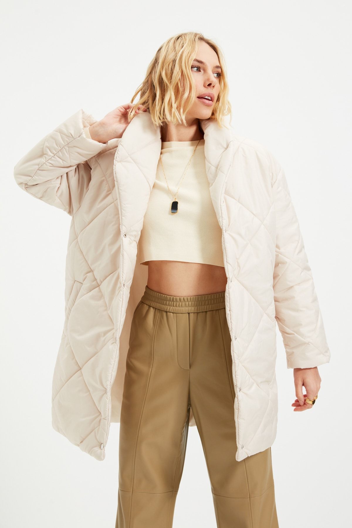TRENDYOLMİLLA Bej Oversize Kapitone Şişme Mont TWOAW22MO0069