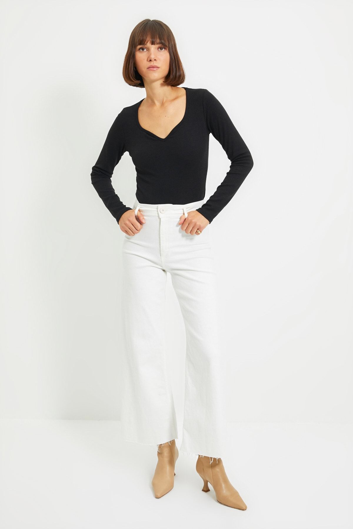 TRENDYOLMİLLA Siyah Fitilli Kalp Yaka Fitted Çıtçıtlı Örme Body TWOAW22BD0018
